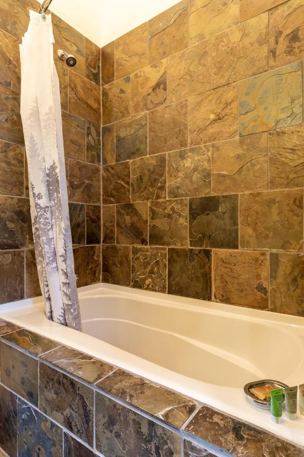 Canyon Ridge Lodge Голдън Екстериор снимка